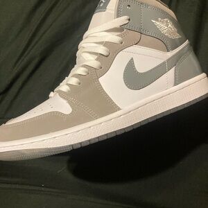Jordan Retro 1 Mids size 8